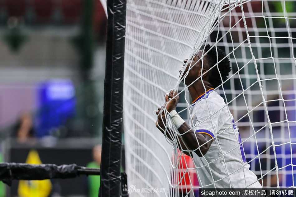 維尼修斯在禁區前沿連續盤帶過人，礦工隊的後衛們只能望著他的背影興嘆，這一刻桑巴足球的華麗在基輔夜空綻放