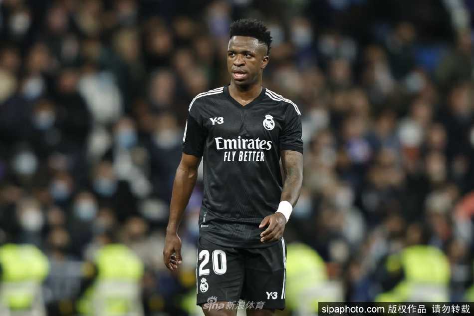 维尼修斯与俱乐部官员在仪式后合影，他手持官方文件，脸上洋溢着轻松与自豪，象征着个人与俱乐部共同迈入了一个新阶段。