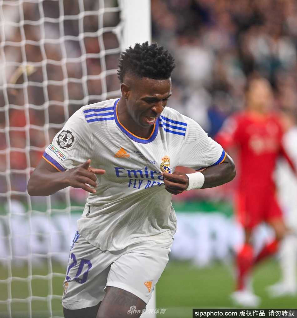 皇家马德里全队在欧冠颁奖典礼上，簇拥着队史第十四座欧冠奖杯疯狂欢庆