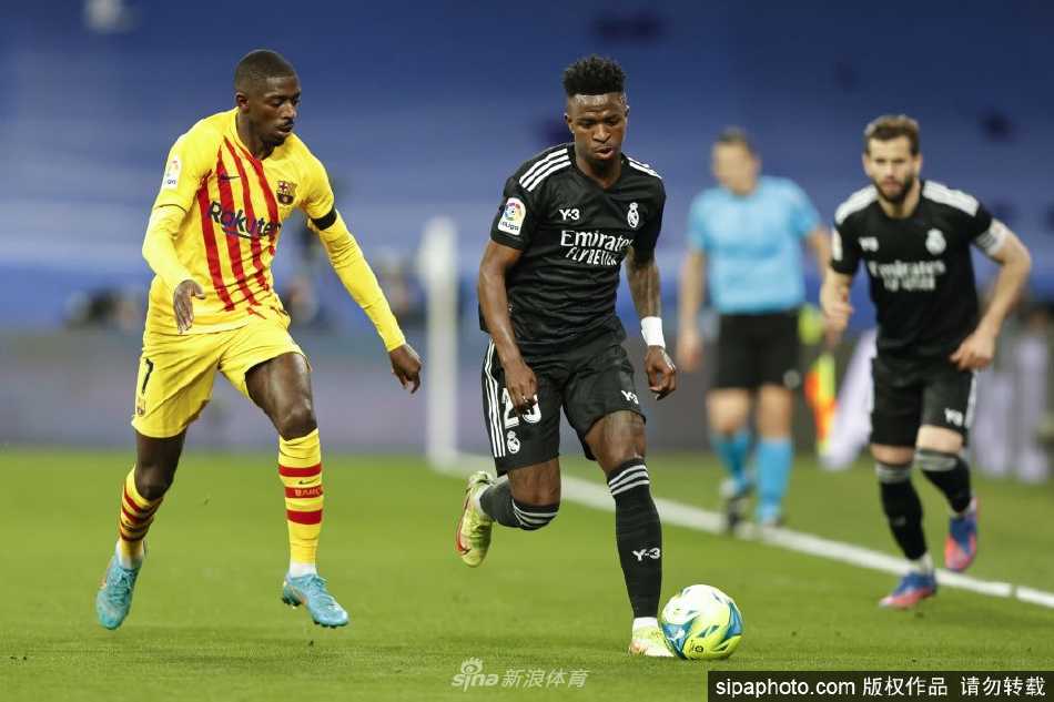 维尼修斯在仪式上神情庄重，正举起右手进行宣誓，背景中可见西班牙宪法文本，象征着一个全新的法律身份与承诺的开始。