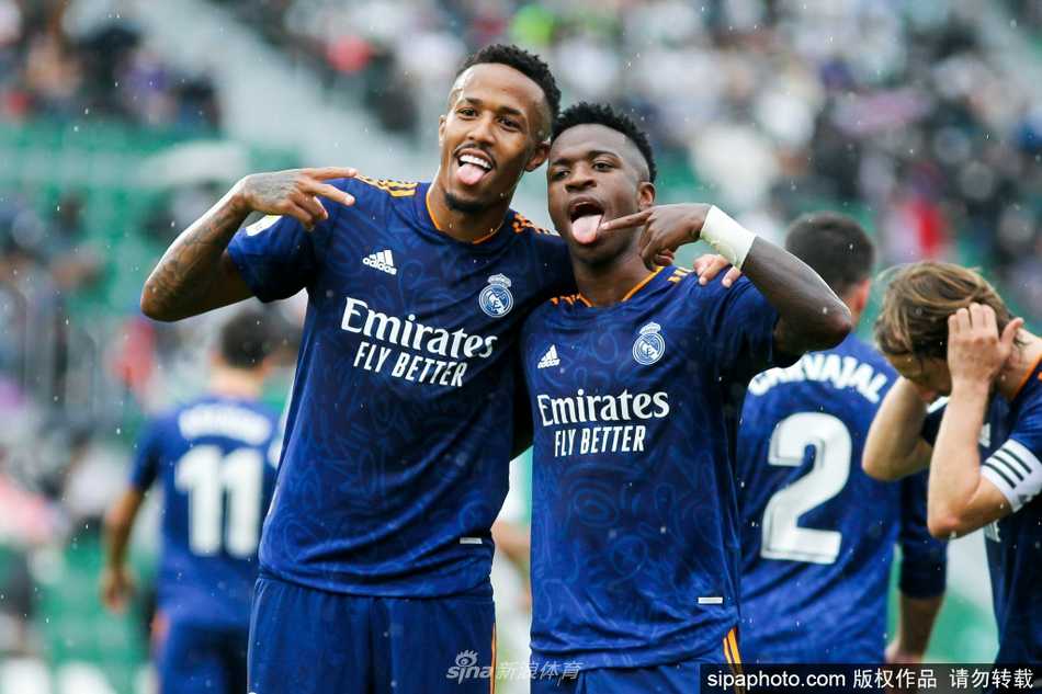 进球后的维尼修斯握拳怒吼，面容因激动而显得有些狰狞，但这正是他激情四射的写照，周围的伯纳乌看台上白色海浪翻涌，仿佛整个球场都在为他沸腾。