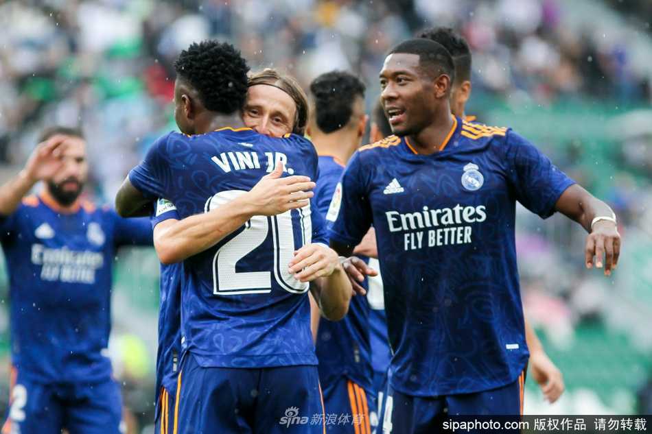 维尼修斯在边路高速带球突破，眼神犀利如猎豹，白色的球衣在风中猎猎作响，对手只能望其项背，生动定格了他在绿茵场上风驰电掣的瞬间。