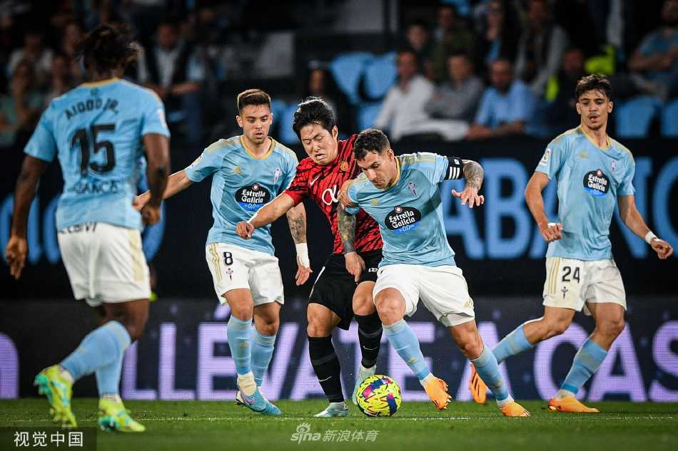 马略卡进球功臣张开双臂，在维戈的夜空下狂奔庆祝，身后是欣喜若狂飞奔而来的队友，背景里则是茫然失落的塞尔塔后卫。