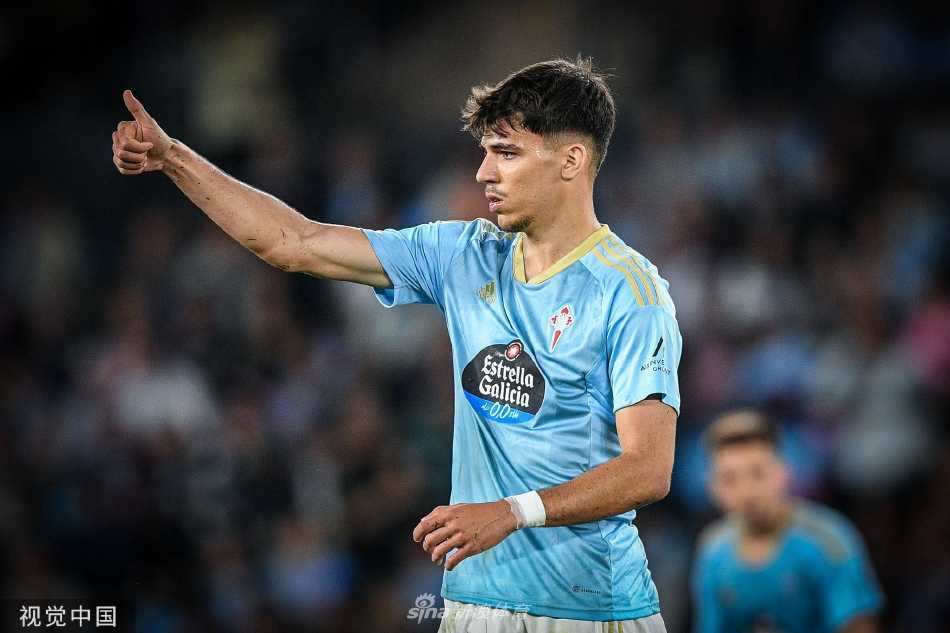 马略卡后卫高高跃起，力压进攻球员，以一记精准的头球将传入禁区的威胁传中解围出去，展现出极佳的制空能力。