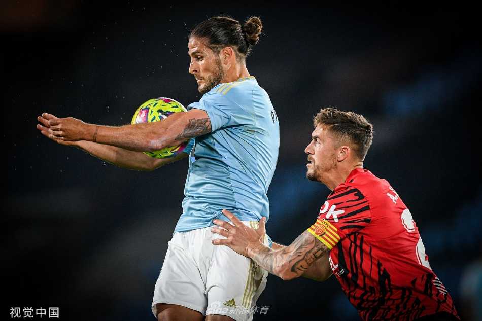 比赛结束后，马略卡球员围成一圈相互鼓舞，汗水浸湿的球衣和脸上灿烂的笑容，诉说着团队拼搏后收获成功的喜悦。