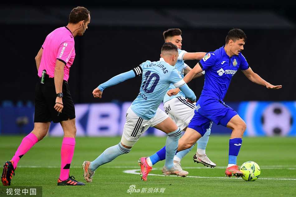 进球功臣诺利托被簇拥在人群中心，他紧闭双眼握紧双拳尽情嘶吼，脸上写满了坚毅与喜悦，四周队友们的狂喜表情与看台上沸腾的球迷构成了这幅完美的庆祝画卷