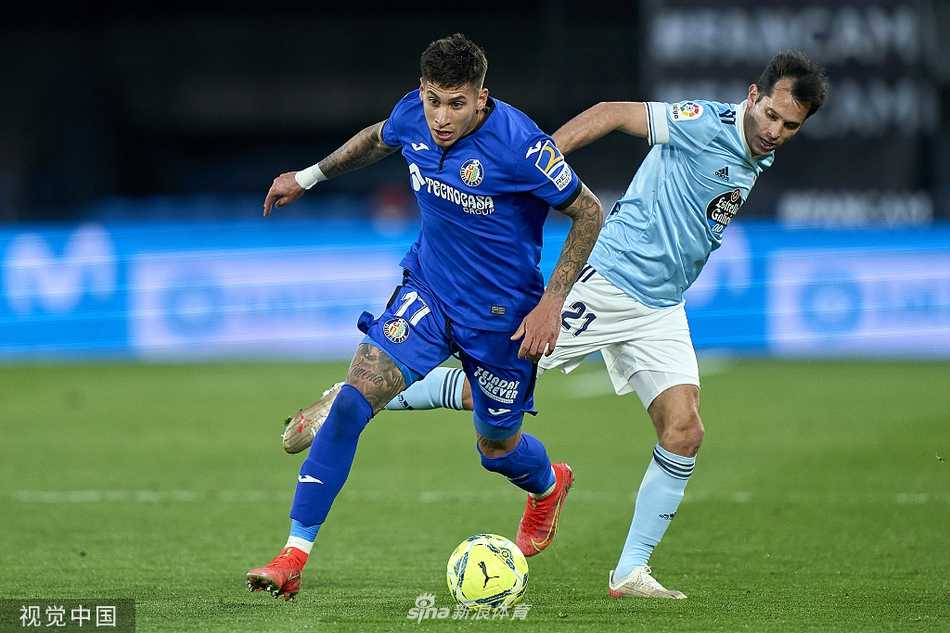 诺利托在进球后忘情滑跪，面向镜头张开双臂，仿佛要将整个巴拉杜斯球场的欢呼声都拥入怀中，队友们正全速冲向他，准备庆祝这宝贵的进球