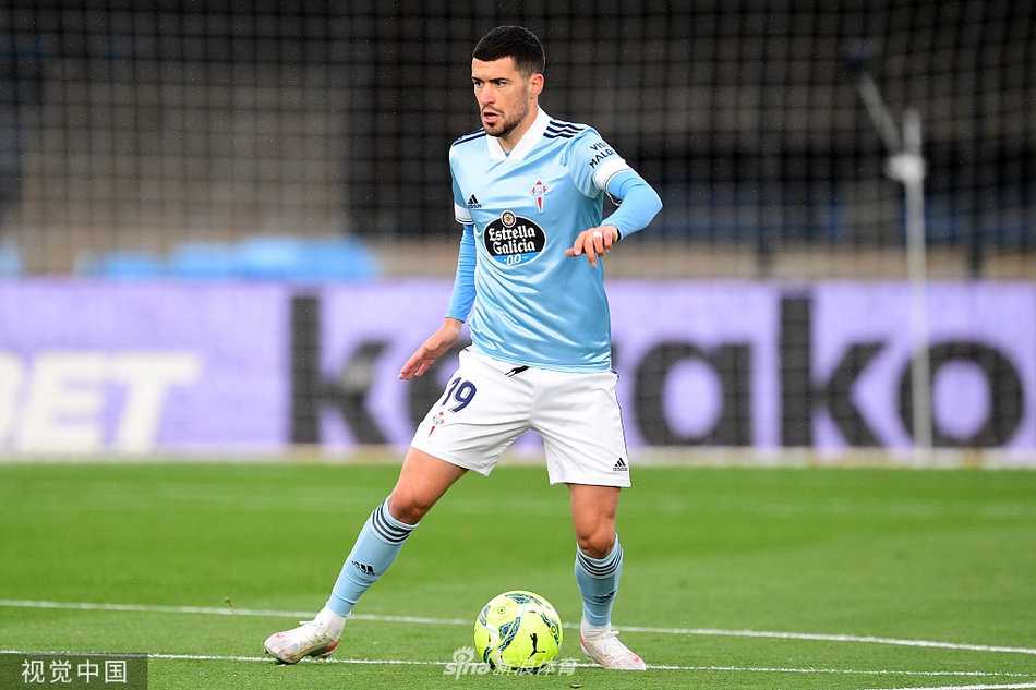 赫塔菲球员在一次进攻未果后瘫坐在草地上，双手掩面，身旁是疯狂庆祝的主场球迷，这强烈的反差瞬间定格了客队球员内心的无限失落与不甘