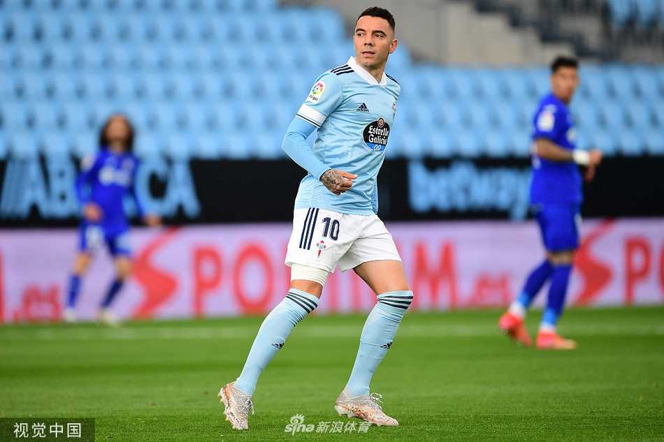 在激烈的拼抢中，双方多名球员人仰马翻，皮球不知所踪，其中一名赫塔菲球员重心全失，表情痛苦地倒地，而裁判正全神贯注地注视着这一切，随时准备鸣哨判罚