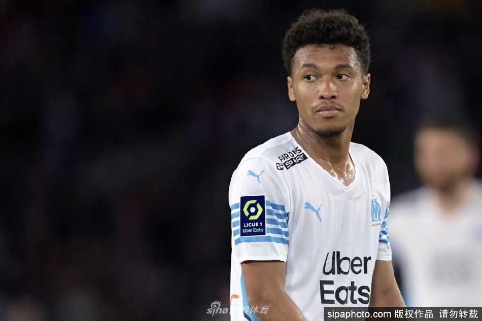 布巴卡尔·卡马拉在维拉训练基地全力奔跑进行体能训练，展现了其作为现代中场球员所必备的速度、力量与专注度。