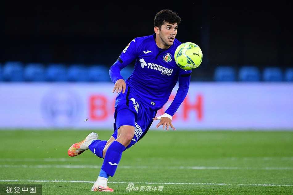 终场哨响后，胜利的塞尔塔球员们紧紧围成一圈，他们肩并着肩，头挨着头，在灯光下形成了一个充满力量的圆圈，以此庆祝这场团队主义的伟大胜利