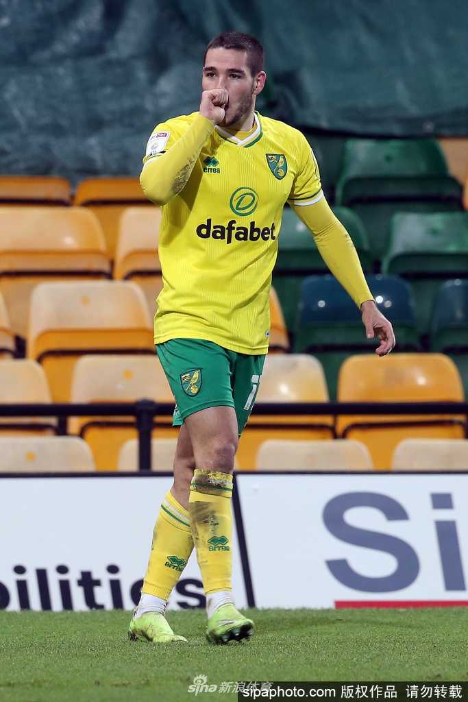 布恩迪亚身着维拉战袍面露微笑，背景是维拉公园球场，他眼神坚定，仿佛已准备好在这片全新舞台上施展魔法