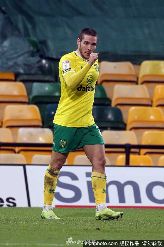 签约时刻，布恩迪亚专注地在五年合约上落笔，桌上摆放着维拉队徽，这一笔签下的是俱乐部对他的信任和他未来的无限可能