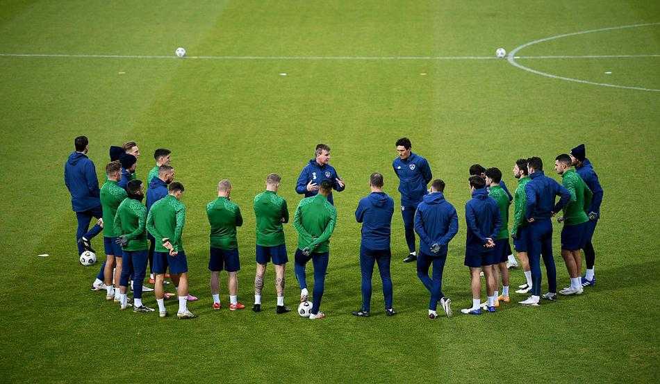 在体能训练环节，几名爱尔兰球员正在进行冲刺跑，他们的肌肉线条在阳光下清晰可见，汗水沿着脸颊滑落，尽管气喘吁吁，但眼中仍燃烧着不服输的斗志。