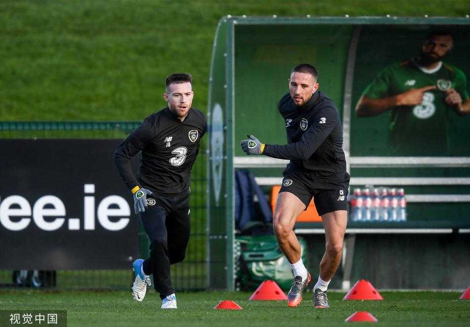 绿军备战都柏林生死战:钢铁防线与不屈灵魂的最后磨砺 训练场上人仰马翻,一名爱尔兰球员奋不顾身地飞身铲断,草屑飞溅的瞬间,定格了绿军以命相搏的防守传统。