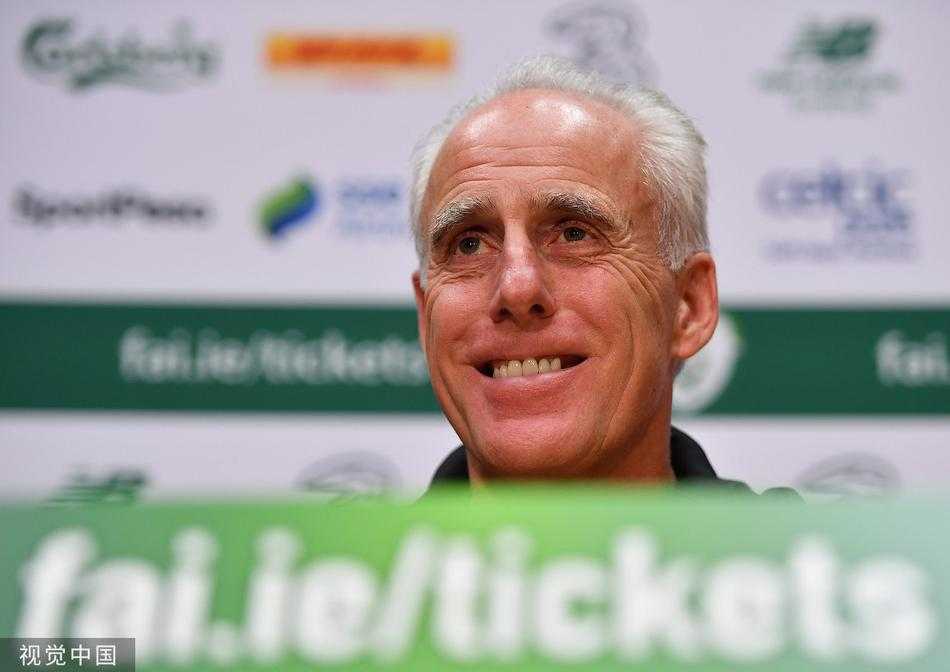 绿军备战都柏林生死战:钢铁防线与不屈灵魂的最后磨砺 都柏林初冬的寒风中,爱尔兰铁卫们眼神如炬,在抢圈游戏中用一次次精准传递打磨着击败丹麦的必胜信念。