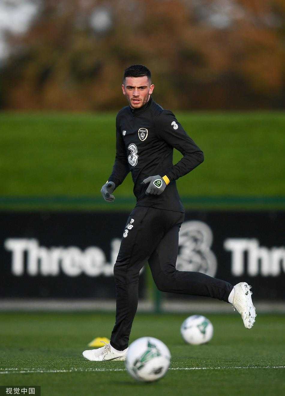 绿军备战都柏林生死战:钢铁防线与不屈灵魂的最后磨砺 夕阳的余晖拉长了球员们拉伸放松的身影,此刻的静谧之下,蕴藏着大战前紧绷到极致的神经与一触即发的荷尔蒙。