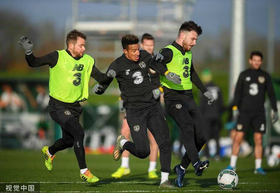 绿军备战都柏林生死战:钢铁防线与不屈灵魂的最后磨砺 汗水模糊了脸庞,阳光勾勒出肌肉的线条,两名球员在对抗中嘴角上扬,这充满荷尔蒙的相视一笑,是战友间最无声却最有力的信任。