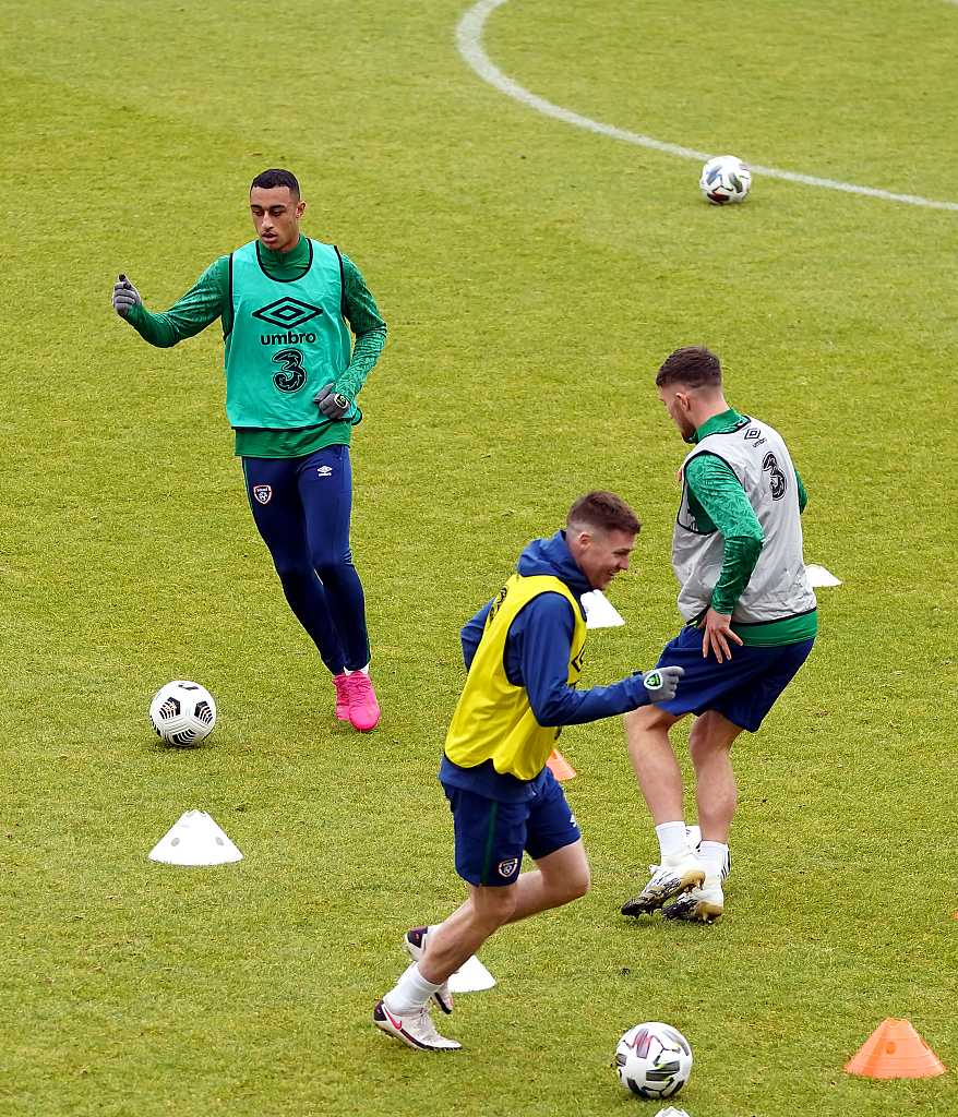 每一次精准的传递与激烈的拼抢，都凝聚着绿军将士们渴望打破宿命、在温布利证明自己的坚定信念