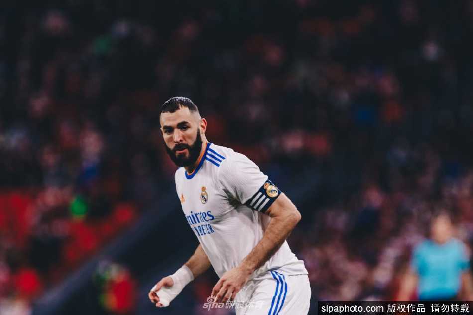 本泽马在比赛中展现出王者般的霸气，目光如炬地望向球场远方，坚定的眼神中燃烧着对胜利的渴望