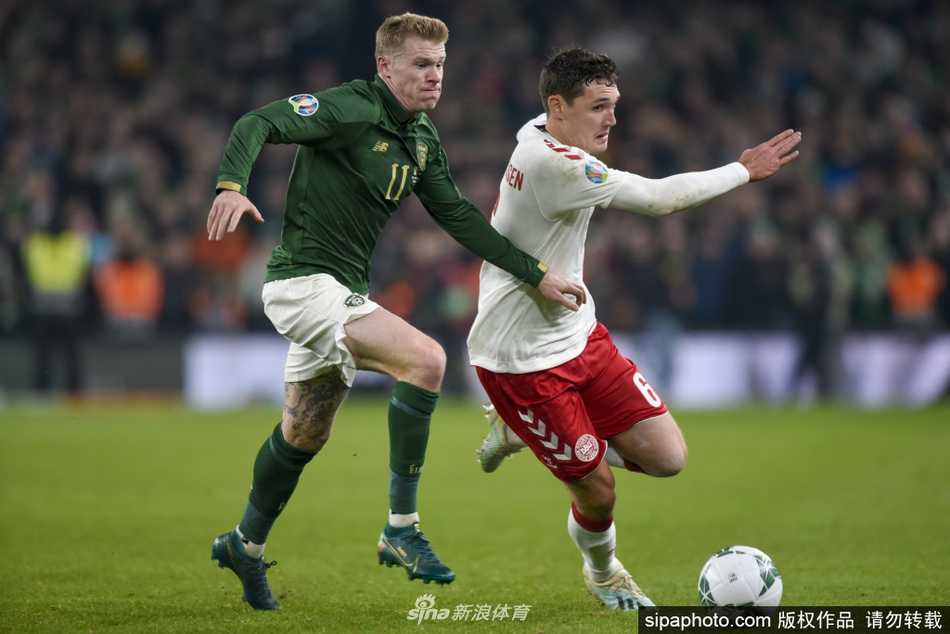 丹麦门将小舒梅切尔在雨夜中奋力跃起，指尖将爱尔兰队的必进球托出横梁，力保城门不失