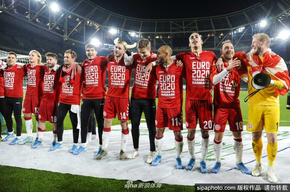 爱尔兰进球功臣多赫蒂在破门瞬间振臂高呼，他身边的丹麦防守球员面露遗憾，整个球场为他沸腾