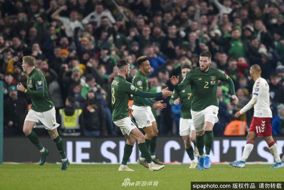 替补奇兵布莱斯维特在禁区内高高跃起，以一记强有力的头槌攻破爱尔兰球门，完成压哨绝平