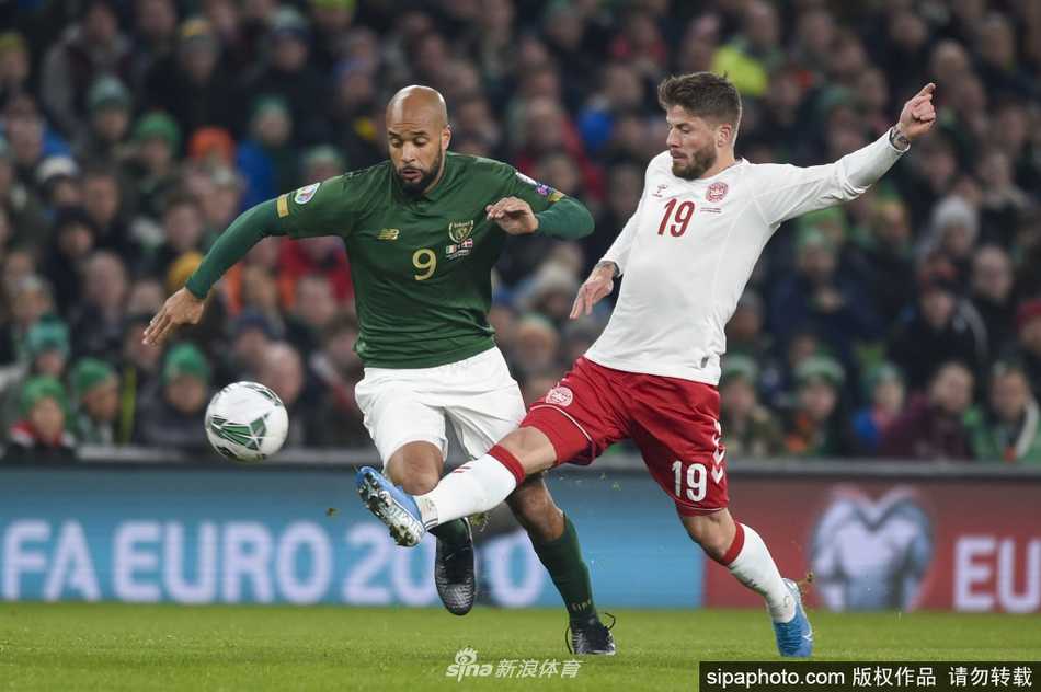 丹麦中场核心埃里克森面对多人包夹，送出一记精准的直塞球，瞬间撕破了爱尔兰的防线