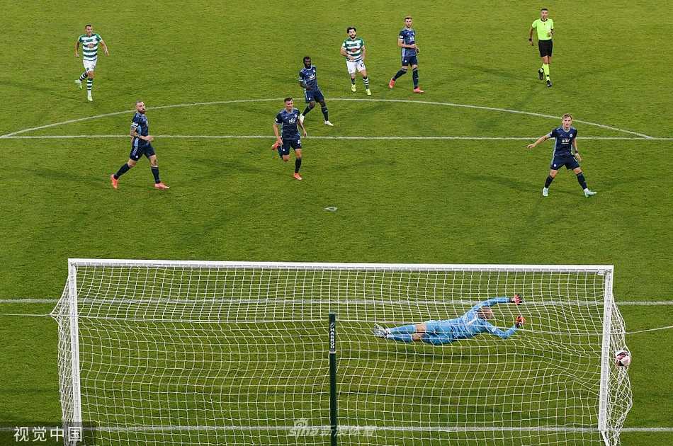 进球功臣格拉汉姆·伯克在点球命中后张开双臂激情奔跑庆祝，身后的队友和看台上沸腾的球迷区构成了一幅充满张力与狂热的画面。