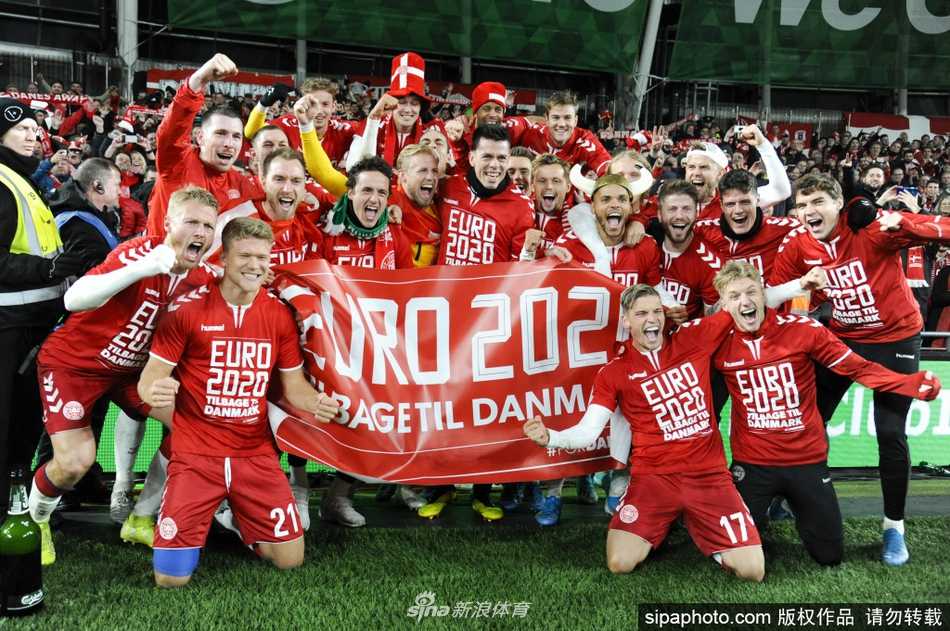 终场哨响，丹麦球员们如释重负，紧紧拥抱在一起庆祝来之不易的晋级资格，与失落的爱尔兰球员形成鲜明对比
