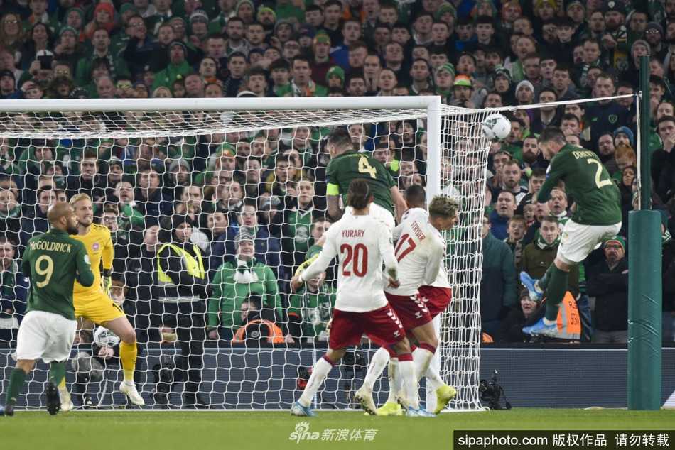 比赛结束后，看台上的爱尔兰小球迷神情落寞，而远道而来的丹麦球迷则挥舞国旗，欢庆球队成功晋级