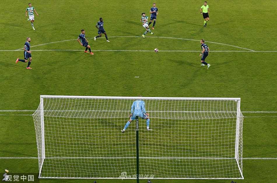 里奇·托威尔轰出世界波后，激动地脱衣狂奔，肌肉线条在灯光下闪耀，他被蜂拥而至的队友们淹没，整个球场成为一片绿白相间的狂欢海洋。