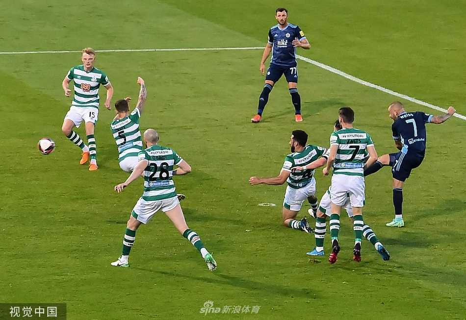 比赛结束的哨声吹响，沙姆洛克流浪的球员们难掩失落，或叉腰低头，或瘫坐在草皮上，对面则是客队球员庆祝晋级的背影，绿茵场的残酷与温情在此刻交织。