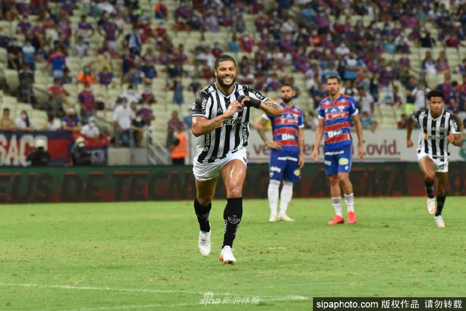 胡尔克在比赛中主罚点球瞬间，眼神专注充满自信