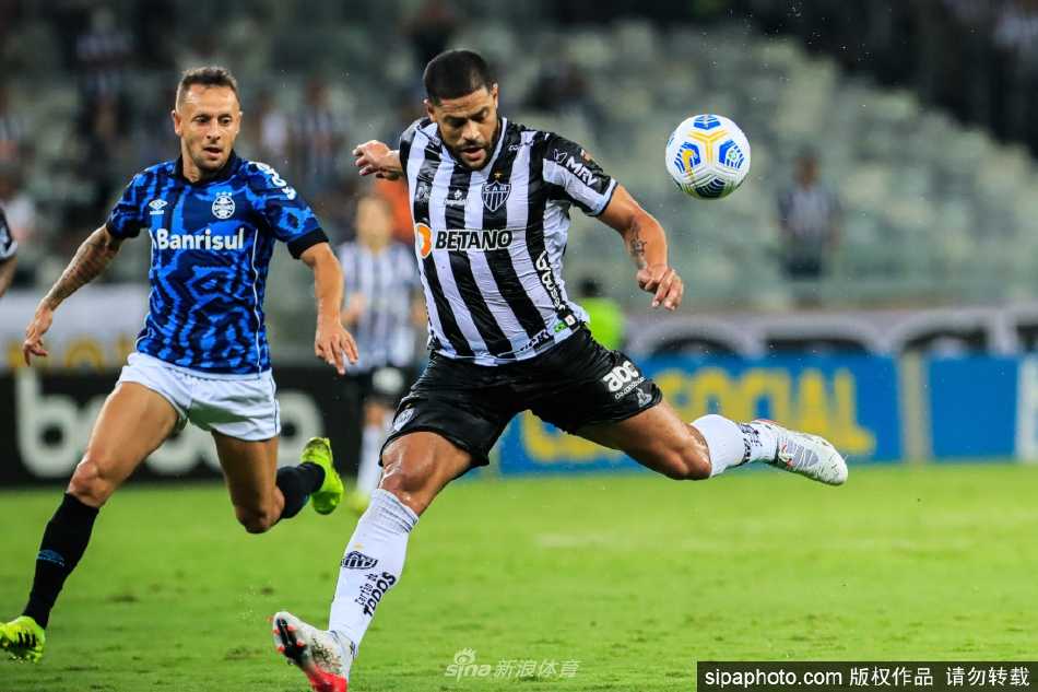 胡尔克高举冠军奖杯，在漫天彩带中与队友纵情欢呼