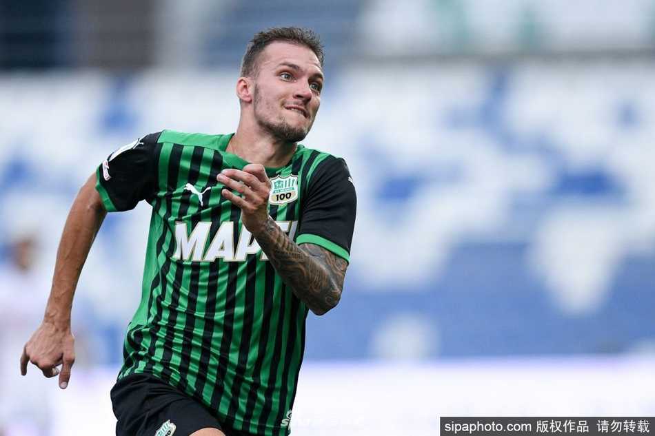 哈拉斯林在训练场上带球突破，眼神专注而犀利，但在新冠阳性的结果面前，他矫健的身影也不得不暂时告别绿茵场，进入隔离的静谧空间。