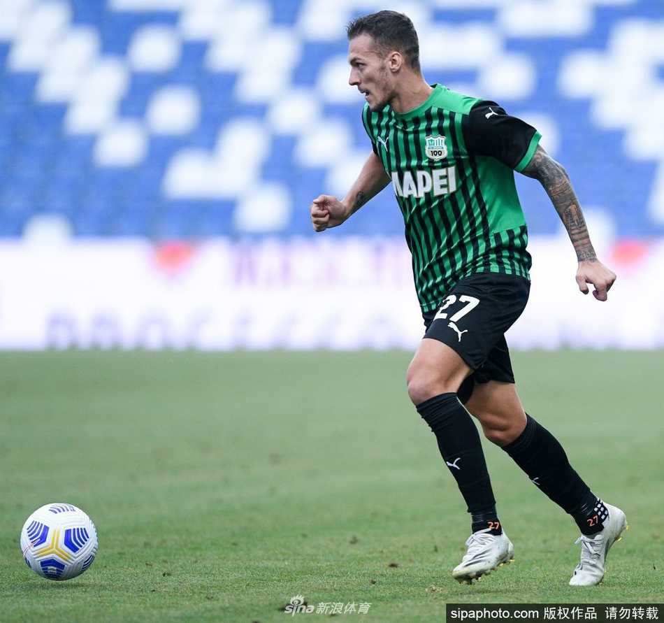 画面中，哈拉斯林身披萨索洛战袍在主场球迷山呼海啸般的助威声中带球疾进，看台上旗帜飘扬。如今，空旷的球场和隔离的生活，与记忆中的喧嚣和激情形成了鲜明对比。