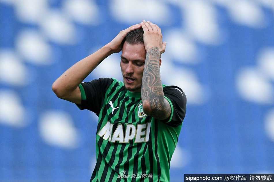 哈拉斯林与队友在训练间隙轻松交谈，笑容洋溢在每个人脸上。然而这张捕捉到团队温暖瞬间的照片背后，却暗藏着病毒的威胁，他们中很快有人将不得不因检测阳性而暂时分离。