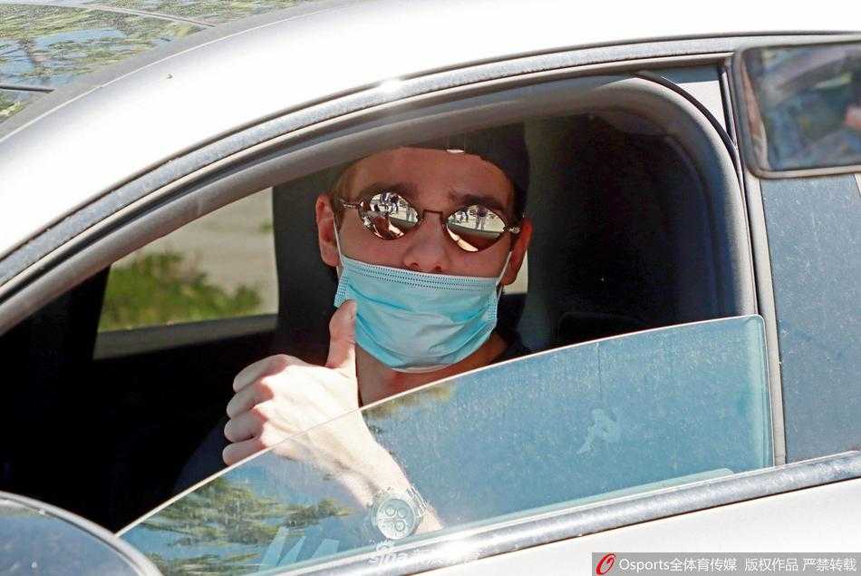 一名球员正独自进行着往返冲刺跑，汗水早已浸透了他的球衣，场边的广告牌寂静地排列着，上面“意甲联赛”的字样，提醒着人们这里曾是激情燃烧的战场。