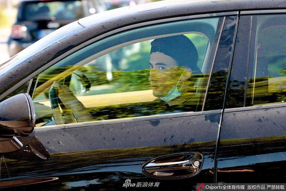 夕阳将球员的影子拉得很长很长，他低头默默整理着自己的鞋袜，身后是空空荡荡的看台，那些曾经坐满狂热球迷的座位，如今只能与阳光为伴。