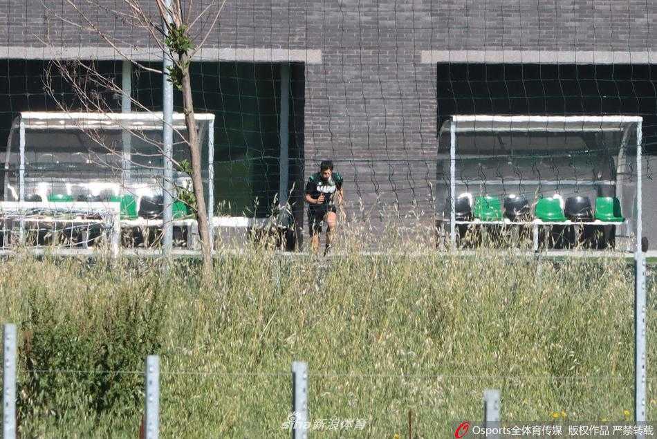 训练场的草坪被修剪得整整齐齐，几名球员散布在球场的不同角落，像一颗颗棋子。他们各自进行着带球练习，彼此间保持着防疫所要求的绝对安全距离。