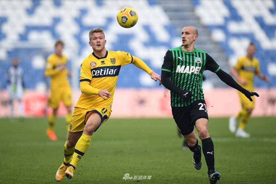 马佩三色城球场的看台上，萨索洛球迷挥舞着绿黑相间的围巾，在冬夜凛冽的空气中呵出白气，眼神中充满对胜利的渴望。