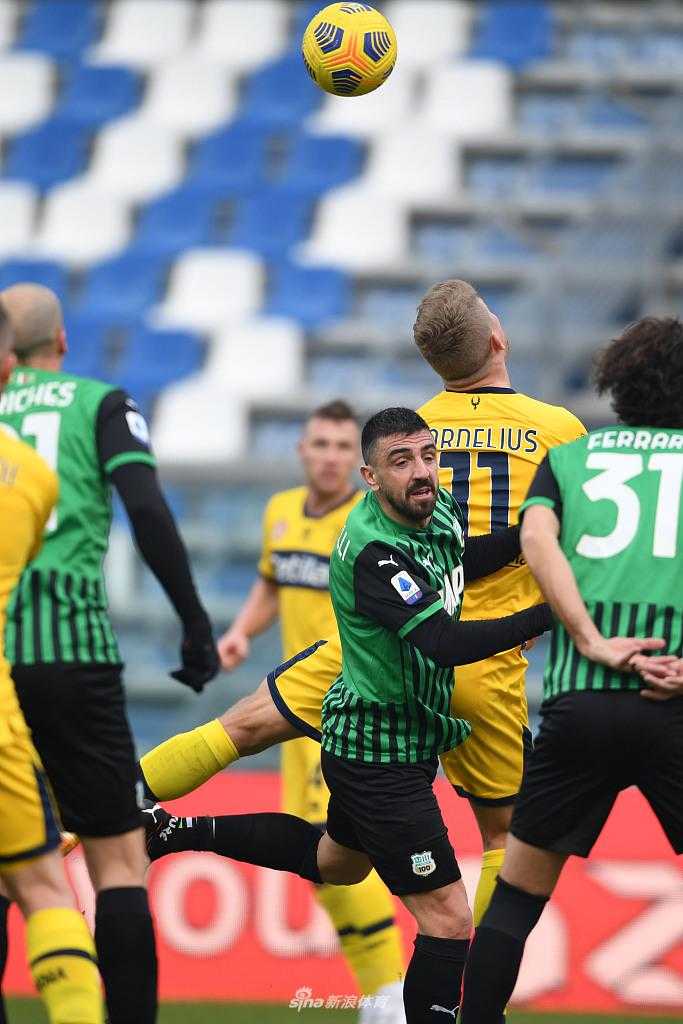 进球功臣尤里西奇被疯狂庆祝的队友们紧紧围住，他紧闭双眼仰天长啸，脸上是如释重负的狂喜，与看台上沸腾的球迷构成一幅极具感染力的画面。