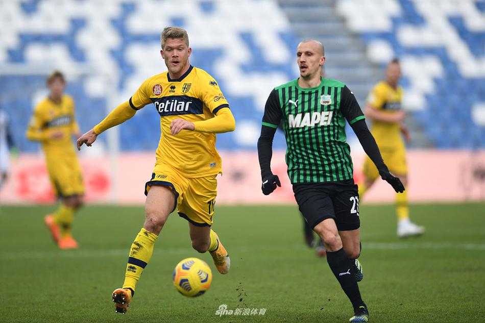 萨索洛球员费拉里在对方禁区内高高跃起争顶，他身后的帕尔马防守球员表情紧张，手臂有隐蔽的拉扯动作，点球判罚就在这一瞬间诞生。