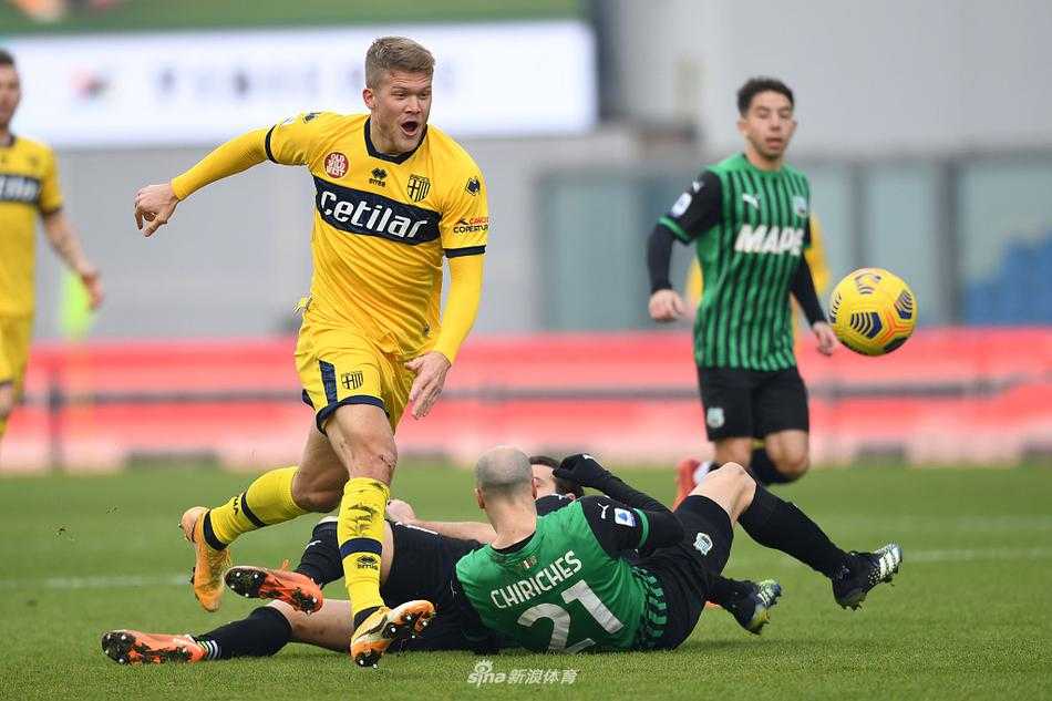 进球后的库卡张开双臂狂奔庆祝，身后是队友佩泽拉兴奋的身影，他的怒吼与客场球迷区的欢呼声融为一体，点燃了帕尔马的替补席。