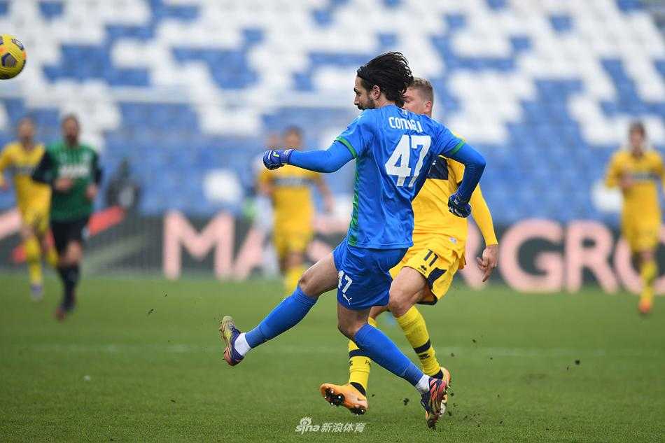 比赛结束后，帕尔马门将塞佩呆呆地坐在门线前，他身后的球网在风中微微颤动，远处的萨索洛球员正在疯狂庆祝，巨大的反差映衬出竞技体育的残酷。