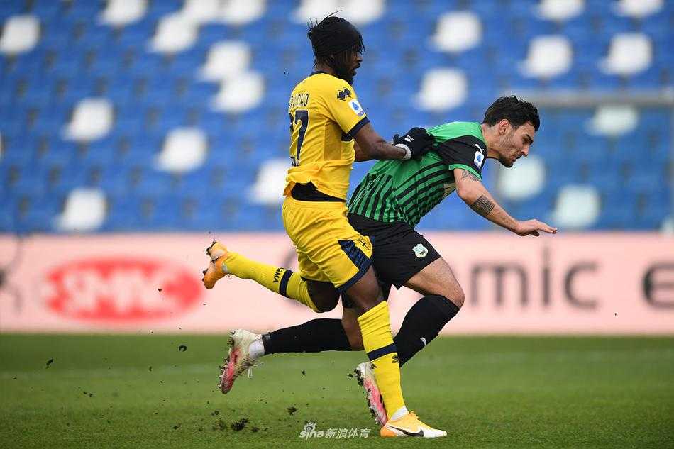 点球绝平后，萨索洛门将孔西利奋力挥拳怒吼，鼓舞着全队的士气，他身后的球门在冬夜灯光下投射出长长的影子，见证了这个戏剧性的瞬间。