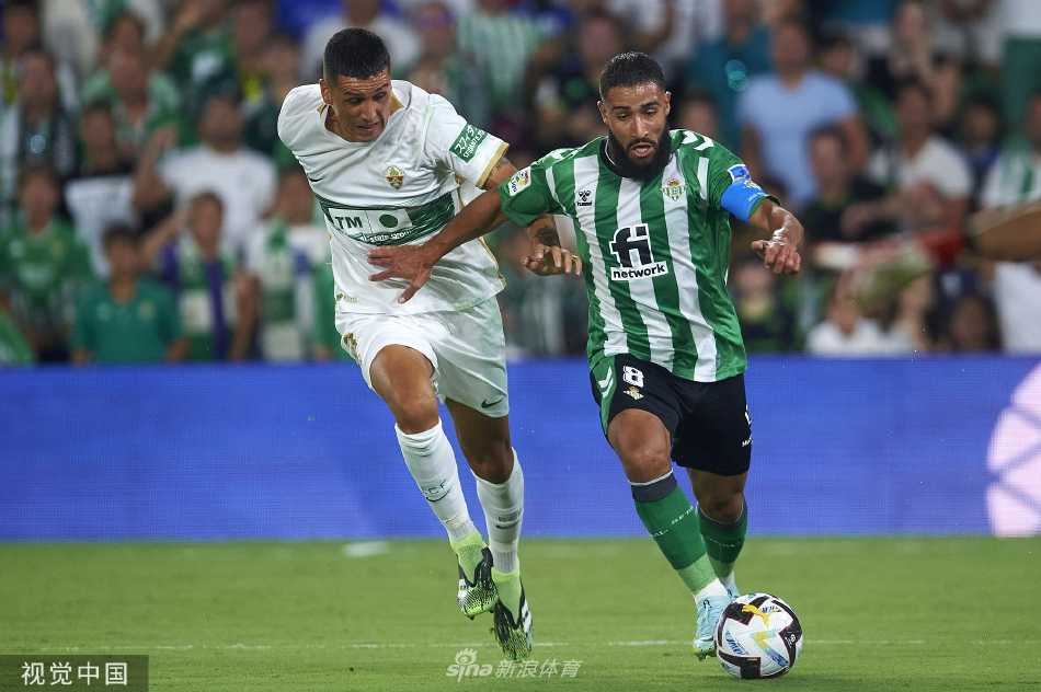 贝蒂斯核心费基尔带球突破，两名埃尔切球员形成夹击，费基尔低头专注护球，展现出众的个人技术