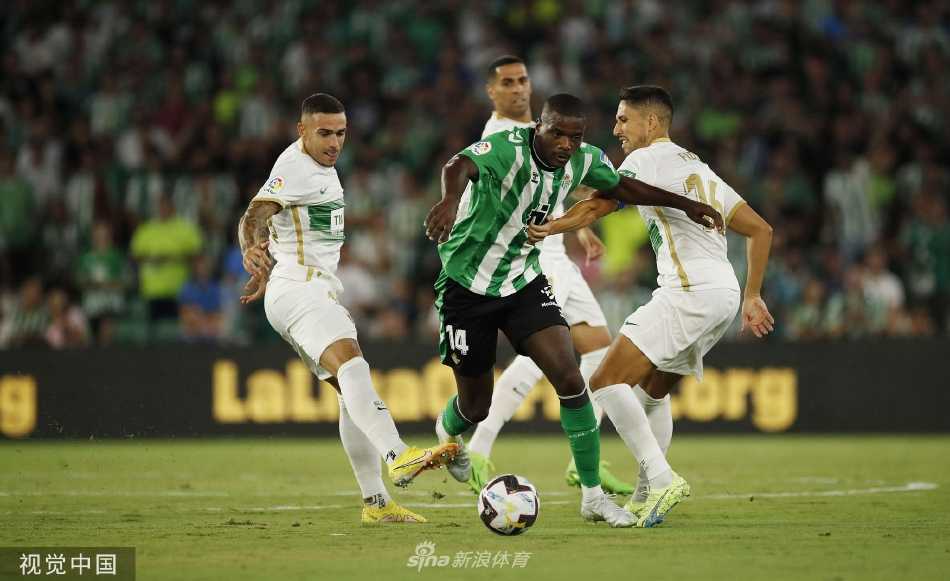 夜幕下的贝尼托·比拉马林球场灯火辉煌，绿白相间的看台座无虚席，球迷们挥舞围巾营造出火热的主场氛围