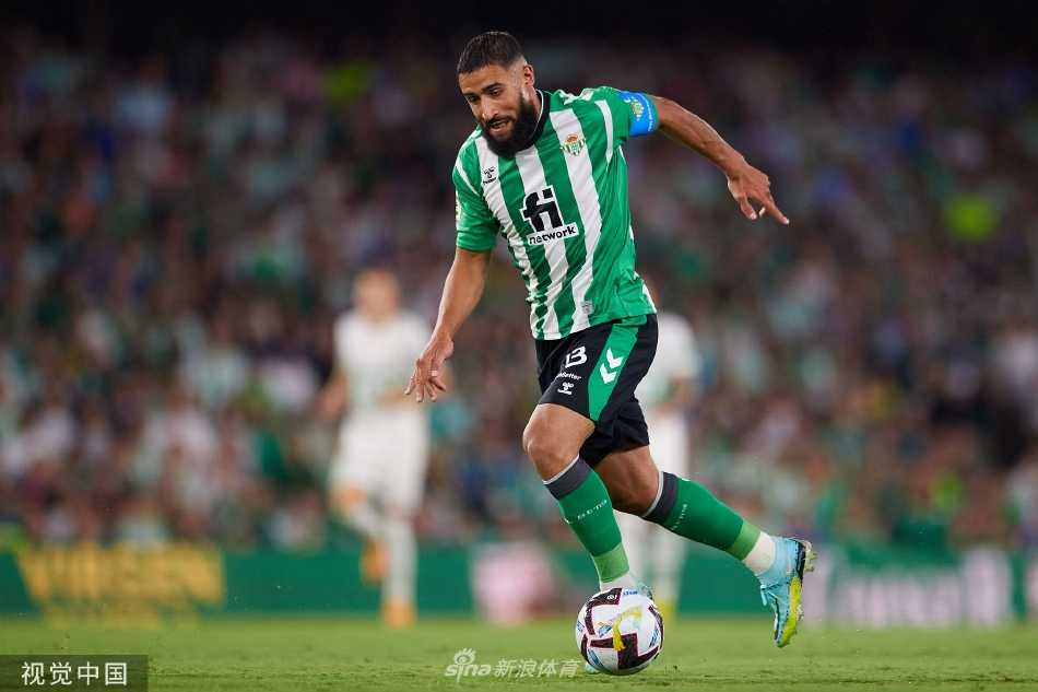 皇家贝蒂斯前锋胡安米进球后张开双臂狂奔庆祝，脸上洋溢着狂喜，身后是试图回追但望尘莫及的埃尔切后卫